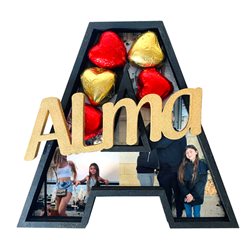 מגש אות ושם עם תמונות ולבבות שוקולד